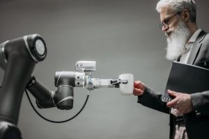 Robot Geeft Man Een Koffie